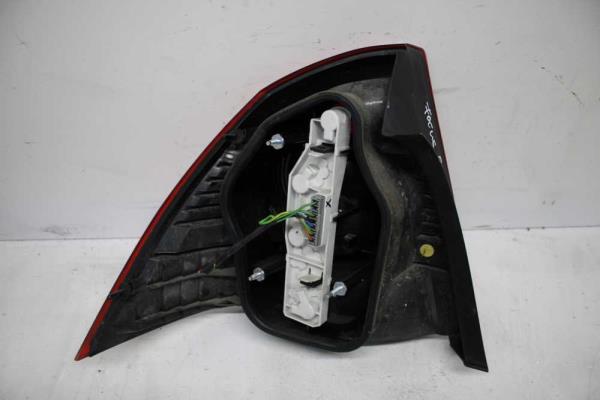 FEU ARRIERE DROIT FORD FOCUS 4 PORTES 11/2004-1/2008 - Vue 2